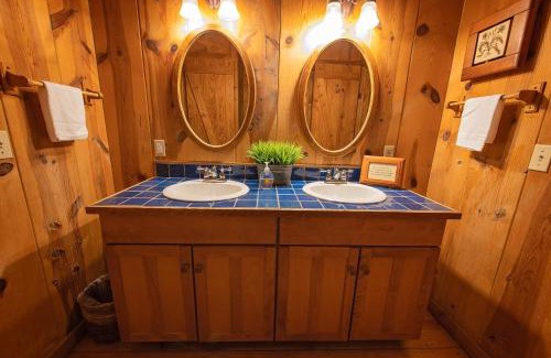 Benton Haus | The Pines Riverside Log Cabin On The Ocoee