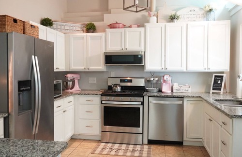 Jefferson Park Bed & Breakfast | The Pink Retreat ATL Perfect for Girls Night