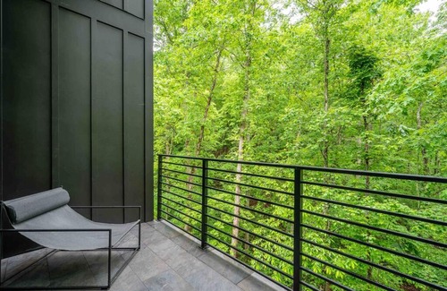 Ellijay Haus | The Playground- NEW modern luxury home on creek!