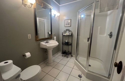 Hammond Bed & Breakfast | The Pompadour Room W/ Queen Bed