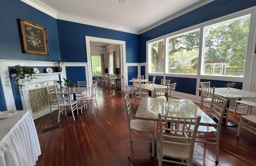 Hammond Bed & Breakfast | The Pompadour Room W/ Queen Bed