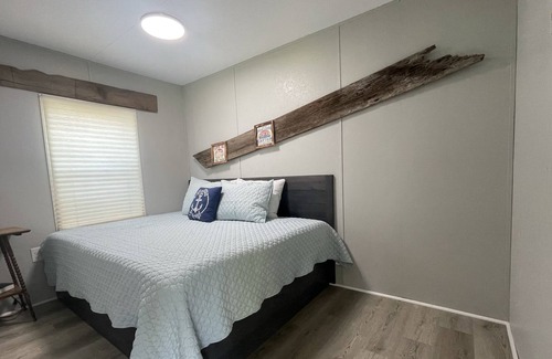 Dandridge Hütte | The Pontoon! Family-friendly tiny Cottage overlooking lake cove!