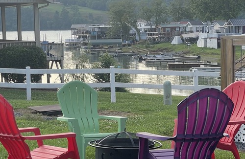 Dandridge Hütte | The Pontoon! Family-friendly tiny Cottage overlooking lake cove!