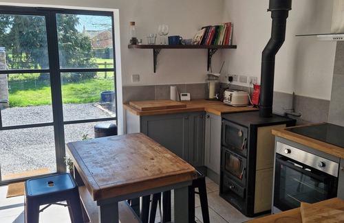 West Pennard Hütte | The Potting Shed - Dog Friendly Cottage with Fields to Roam near Glastonbury