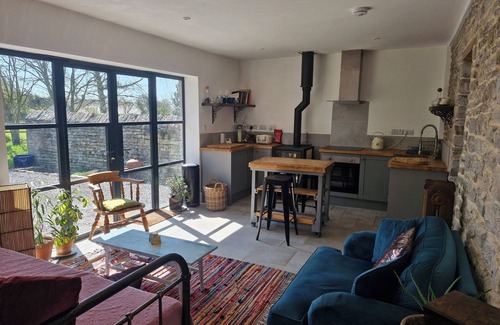 West Pennard Hütte | The Potting Shed - Dog Friendly Cottage with Fields to Roam near Glastonbury