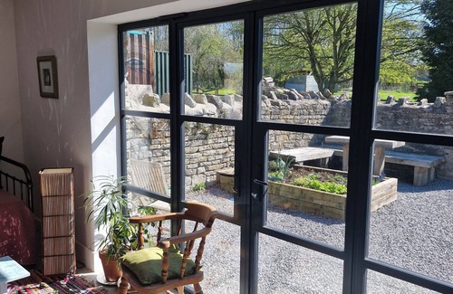 West Pennard Hütte | The Potting Shed - Dog Friendly Cottage with Fields to Roam near Glastonbury