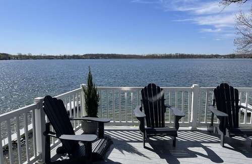Syracuse Haus | The Premier Syracuse Lake Wawasee lakefront home, sleeps 20, new furniture