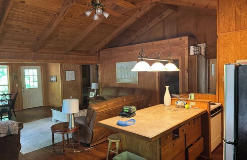 Oakland Kabine | The Presidential Suite, Enid Lake, Ole Miss, Crappie Fishing, ATV, Hunting