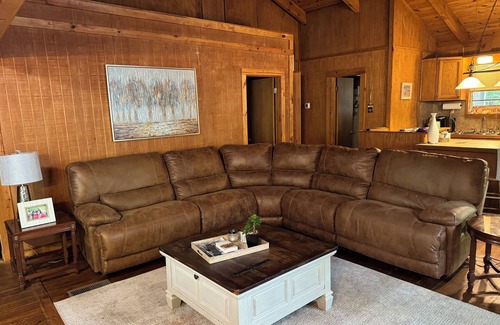 Oakland Kabine | The Presidential Suite, Enid Lake, Ole Miss, Crappie Fishing, ATV, Hunting