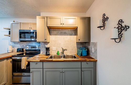 University Heights Wohnung | The Princeton Suite 12- Studio | 1 Bed, 1 Bath