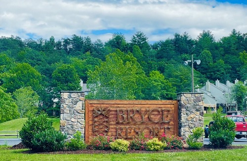 Basye Haus | The Ravine - Hot tub, 5BR, Gameroom, Fast WIFI, 4 min to Bryce & Pet Friendly