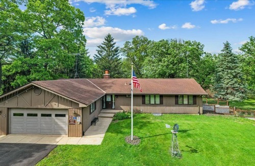 Plato Center Haus | The Red King Room, ensuite full restroom