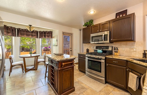 Ponderosa Trails Haus | The Retreat across from the Park w AC