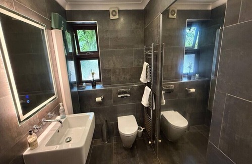 Blaenavon Bed & Breakfast | The Retreat at Little Oaks | Wellness Escape, UNESCO Blaenavon with Pool & Sauna