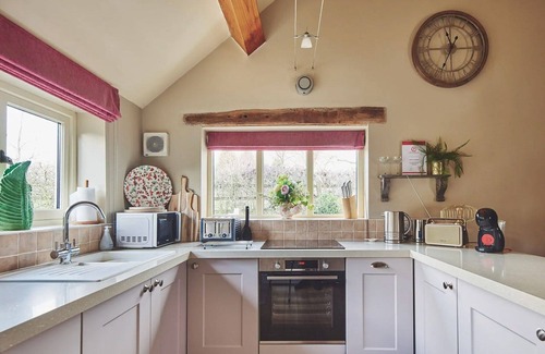 Hollington Hütte | The Retreat is a carefully transformed barn offering elegant and comfortable accommodation in the charming village of Hollington, close to Ashbourne and just a ten-minute drive from the Peak District.