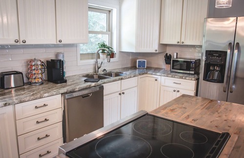 Hickory Haus | The Retreat with Private Pool and Hot Tub!