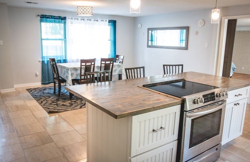 Hickory Haus | The Retreat with Private Pool and Hot Tub!