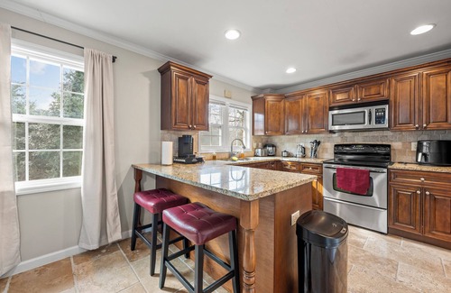 Sylvan Hills Haus | Downtown & Airport 10 Min—Stay at The Rhitreat!