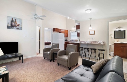 Geneva-on-the-Lake Hütte | The Riesling Cottage - GOTL Strip - Cozy & Quaint