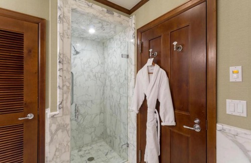 Aspen Haus | The Ritz-Carlton Club, 3 Bedroom Residence 8202, Ski-in & Ski-out Resort in Aspen Highlands