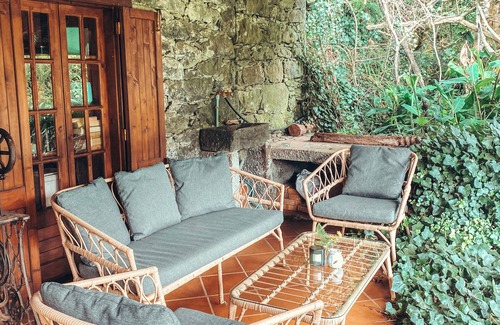 Santo da Serra Hütte | The Riverside Cottage