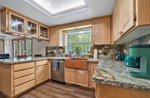 North Upper Truckee Kabine | The River Rock House | Deck-BBQ-Trails | Sleeps 6