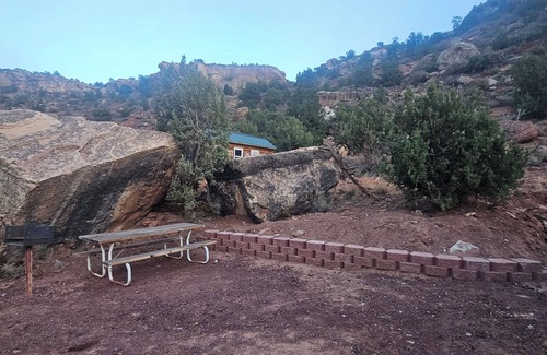 Apple Valley Kabine | The Rocky Mountain Mountain Cabin: Charming 2-bedroom cabin in Apple Valley