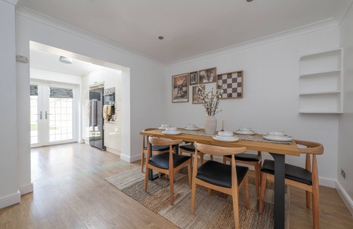 Pettits Haus | The Romford Oasis - Spacious 4 bedroom escape