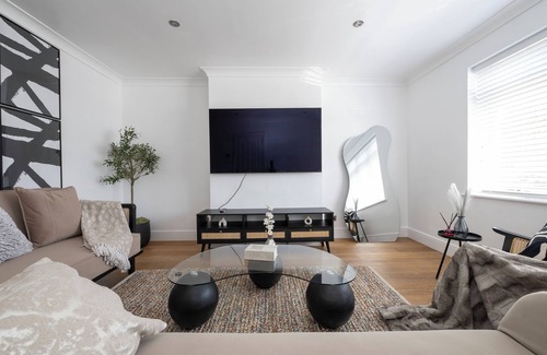 Pettits Haus | The Romford Oasis - Spacious 4 bedroom escape