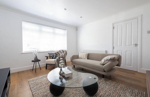 Pettits Haus | The Romford Oasis - Spacious 4 bedroom escape