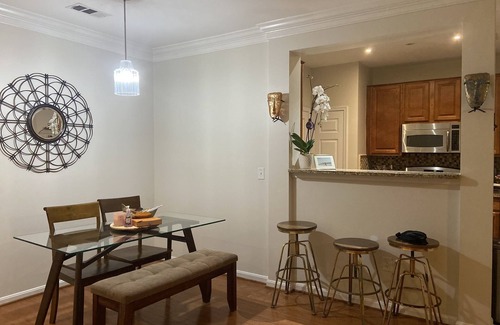 Landmark Eigentumswohnung | The Room at Eisenhower w/ parking. Walk to Blue & Yellow line Metro!