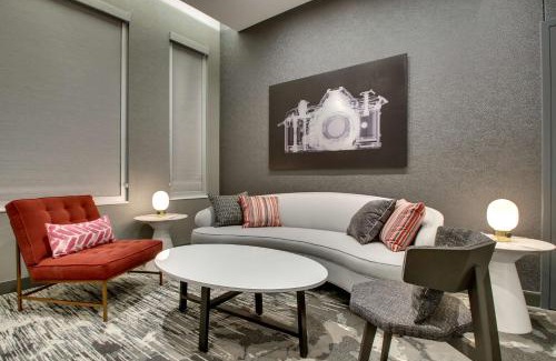 Rosemont Hotel | The Rose Chicago, Tapestry Collection By Hilton