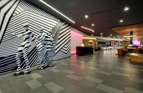 Rosemont Hotel | The Rose Chicago, Tapestry Collection By Hilton