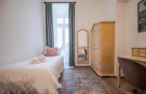 Kosice Old Town Wohnung | The Royal Hlavna Balcony Apartment Parking