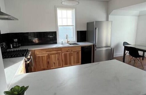 Laurium Wohnung | The Royal Union w/ king & queen bed