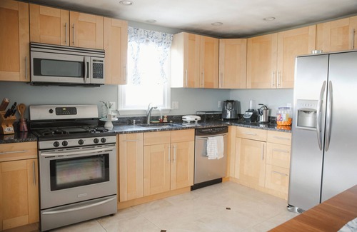 Revere Wohnung | The Sapphire House with Deck in Revere Beach