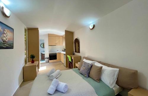 Hersonissos Centre Kabine | The Secret Nest