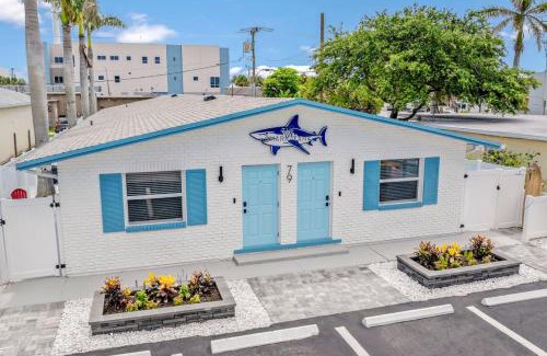 Cocoa Beach Wohnung | The Shark Tank Cocoa Beach - Beach Boho, Downtown, 5-Min Walk to Beach, Shops & Bars