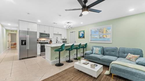 Cocoa Beach Wohnung | The Shark Tank Cocoa Beach - 2 2BR Units - 4BR Total - Each Unit Sleeps 5 - Walk to Downtown & Beach
