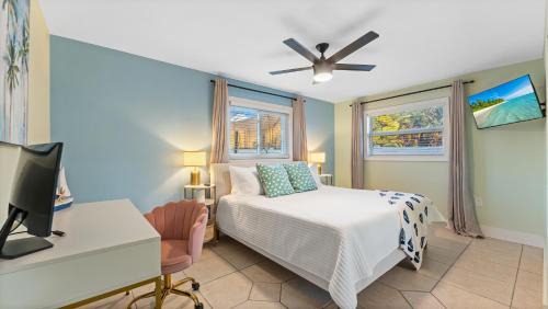 Cocoa Beach Wohnung | The Shark Tank Cocoa Beach - 2 2BR Units - 4BR Total - Each Unit Sleeps 5 - Walk to Downtown & Beach