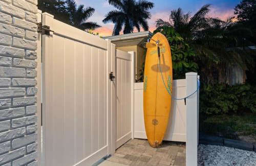 Cocoa Beach Wohnung | The Shark Tank Cocoa Beach - 2 2BR Units - 4BR Total - Each Unit Sleeps 5 - Walk to Downtown & Beach