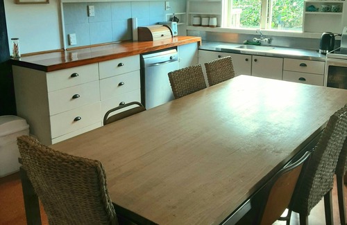 Taupo Bay Haus | The Shearer's Quarters - Taupo Bay