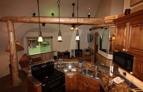 Trout Creek Hütte | Das Auenland von Montana ist das einzige echte Hobbit-Haus, in dem Sie im gemütlichen Hobbit-Stil übernachten können