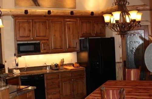 Trout Creek Hütte | Das Auenland von Montana ist das einzige echte Hobbit-Haus, in dem Sie im gemütlichen Hobbit-Stil übernachten können