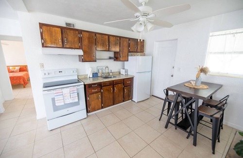 Melinda Cook Hütte | The Shores Beach Cottage - a Short Walk from the Sand - Daytona Beach Shores