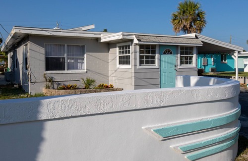 Melinda Cook Hütte | The Shores Beach Cottage - a Short Walk from the Sand - Daytona Beach Shores