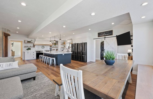 Garden City Kabine | The Silo and the Barn at Bear Lake w/POOL (Sleeps 51) by BLLR