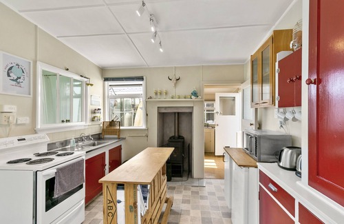 Foxton Beach Hütte | The Smurf Shack - Renovated Retro Gem with Awesome Outside Living.