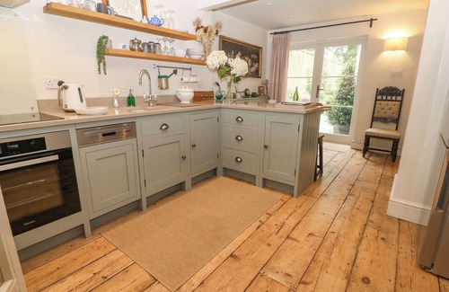 Minchinhampton Hütte | THE SNUG NO 35 WEST END, pet friendly in Minchinhampton