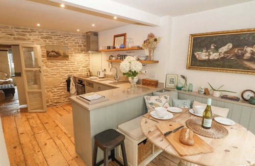 Minchinhampton Hütte | THE SNUG NO 35 WEST END, pet friendly in Minchinhampton